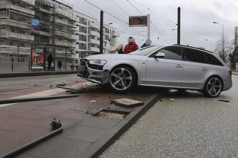 Zwölfjähriger schwer verletzt! Audi kracht in Straßenbahn-Haltestelle