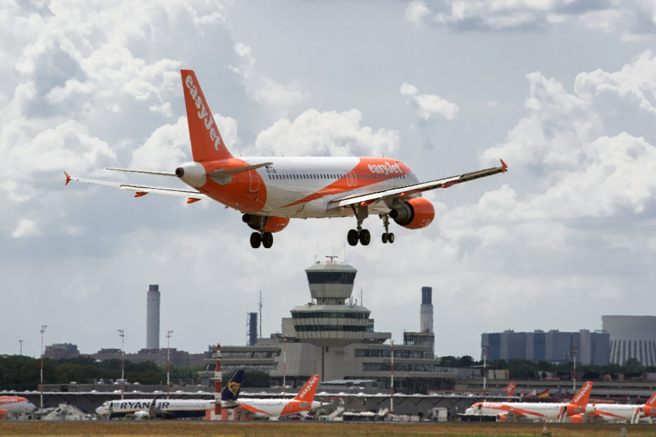 Ein Flugzeug der Fluggesellschaft EasyJet mit Mallorca-Rückkehrern an Bord ist in Berlin-Tegel gelandet, ohne dass die Passagiere sich nach der Landung einem Corona-Test unterziehen mussten. (Symbolbild)
