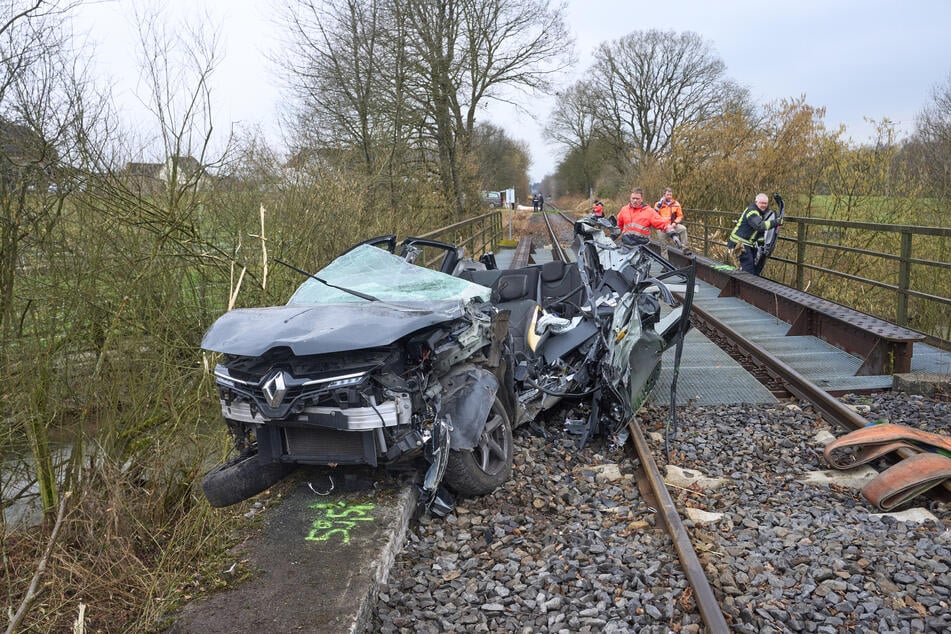 In den Morgenstunden kam es an einem Bahnübergang in Dierdorf (Rheinland-Pfalz) zu dem tödlichen Unfall.