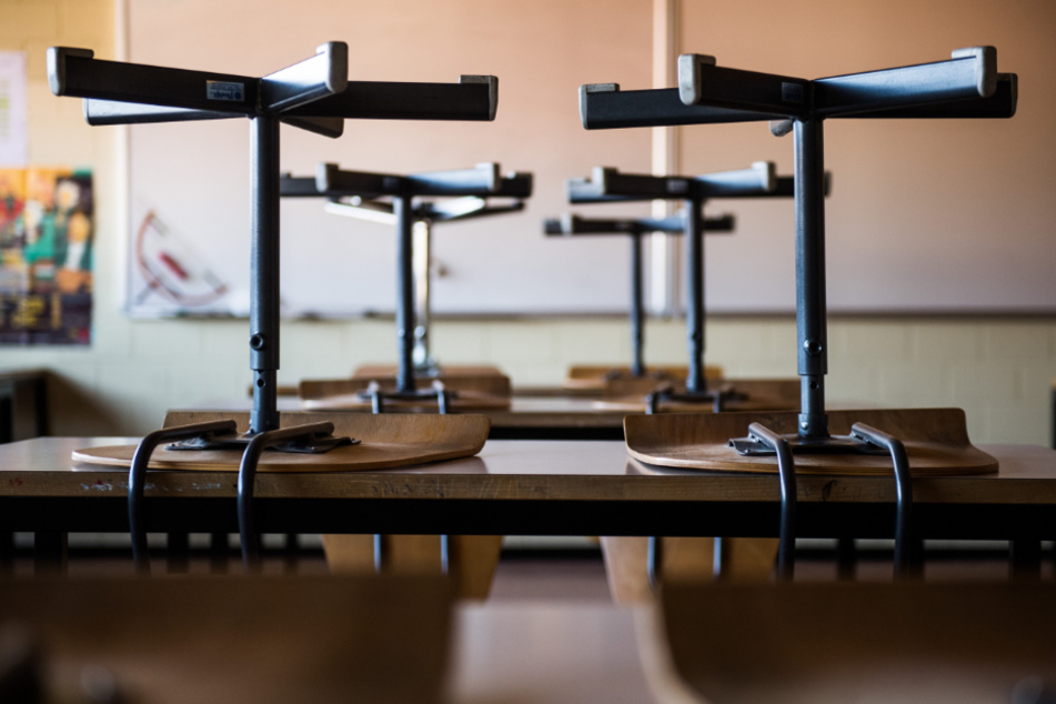 Die Stühle blieben in der Schule auf den Tischen. (Symbolbild)