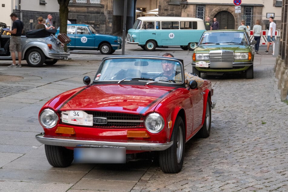 Triumph TR6 (vorn), dahinter Mercedes W123, Barkas-Bus, Wartburg und VW Käfer – Oldtimer-Vielfalt pur bei der Historic Rallye Erzgebirge.