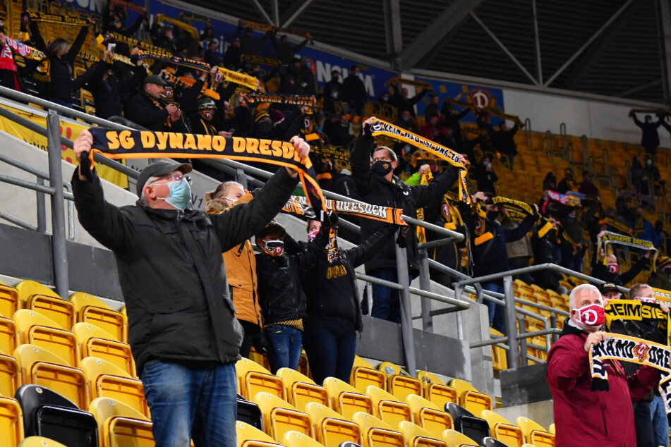 Stimmung mit Maske: Immerhin gibt's noch einmal ein paar Fans, bevor der Lockdown kommt.