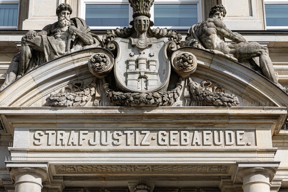 Die Angeklagten stehen im Landgericht Hamburg vor Gericht.
