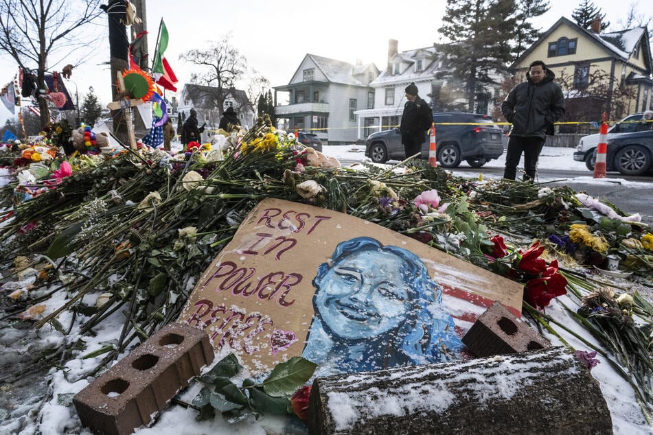 People pay tribute at a memorial for Renee Nicole Good in Minneapolis, Minnesota, on January 22, 2026.
