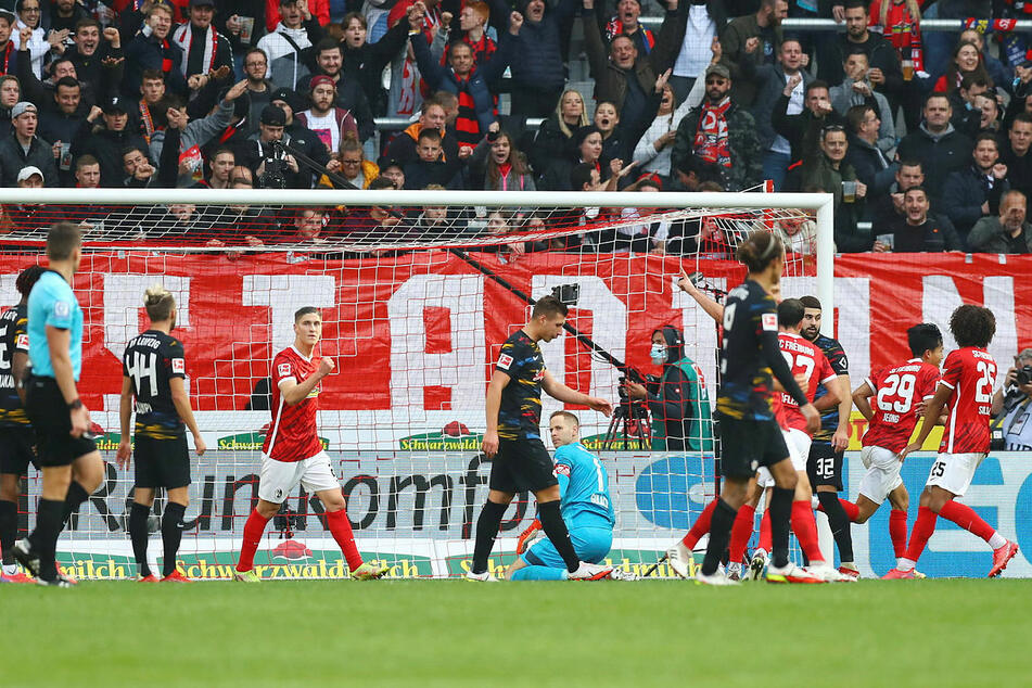 Woo-yeong Jeong (2.v.r.) dreht nach seinem Kopfballtor zum 1:1 ab.