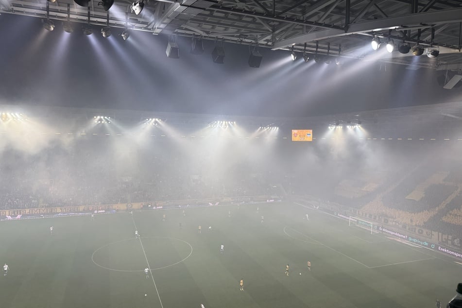 Das Stadion ist ordentlich eingenebelt.