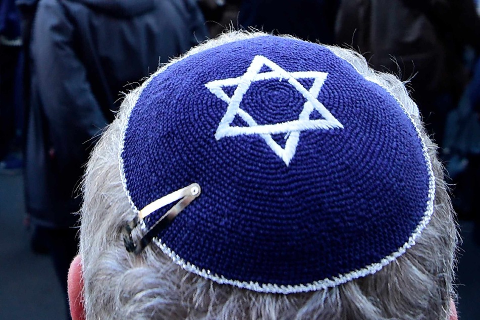 Teenager (14) tritt Rabbiner brutal in den Rücken und beschimpft ihn