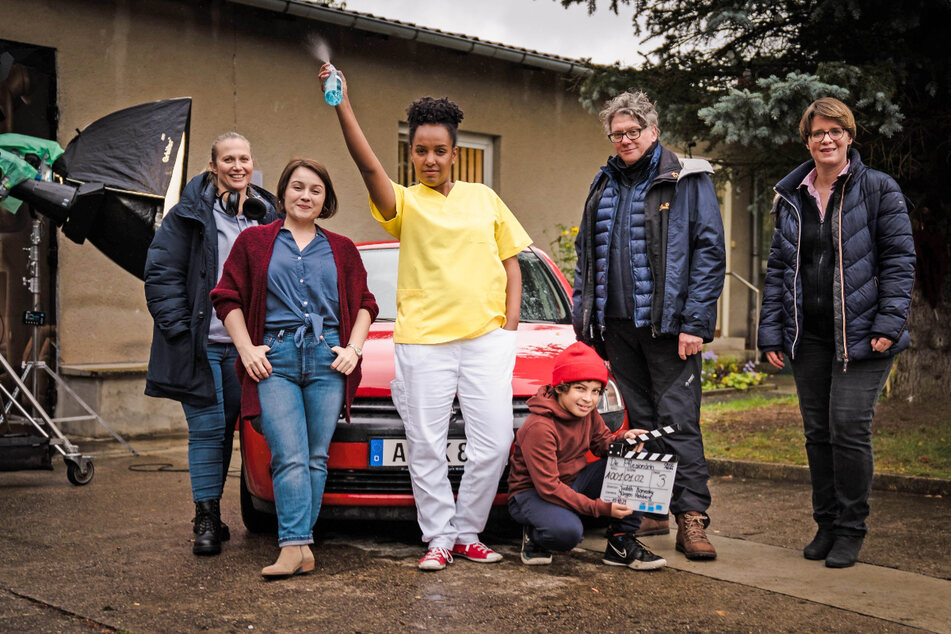 Von links nach rechts: Judith Bonesky (Regie), Carolin Walter (Pflegechefin Katja), Benita Sarah Bailey (Caro Lacher), Noah Bailey (Luca Lacher), Jürgen Rehberg (Kamera), Johanna Teichmann drehen bzw. produzieren in Thüringen die neue MDR-Serie "Die Pflegionärin".
