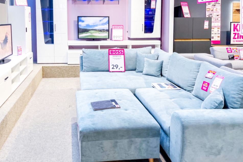 Bei Möbel Boss gibt's schöne Möbel fürs Wohnzimmer, wie Sofas, Schränke und Co. super günstig.