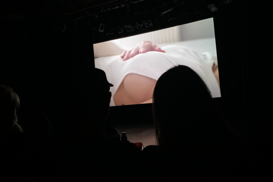 Szene aus dem Film "Fuck Yourself". Das Team von "Porn Better" hatte am Dienstag zu einem besonderen Kinoabend geladen. In der naTo präsentierten sie eine Auswahl queer-feministischer Porno-Kurzfilme.