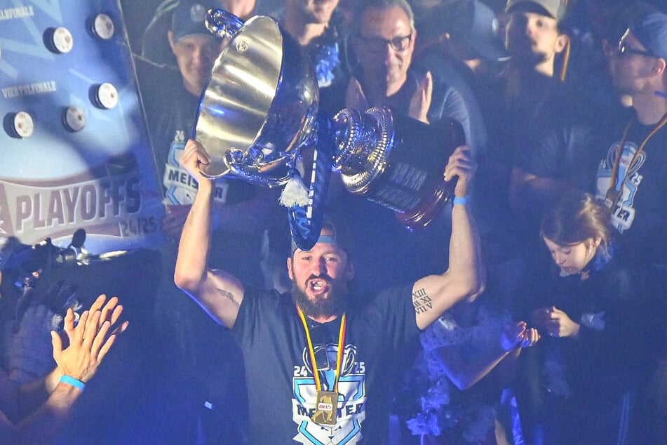 Irre, gerade mal einen Monat ist es her, da hielt Eislöwen-Kapitän Travis Turnbull (38, M.) den Pokal zur Meisterfeier hoch.
