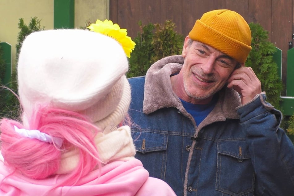 Gedeon Burkhard (57, r.) erklärt Nina Bridney (23) seinen Sinneswandel in Sachen Partnerschaft.