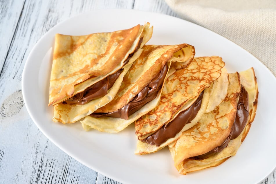 Den französischen Pfannkuchen-Klassiker kann man mit dem richtigen Crêpes-Rezept ganz einfach selber machen.