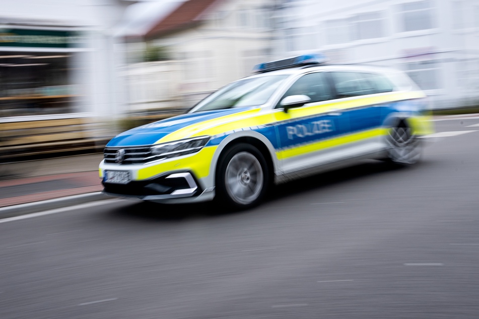 Die Polizei wurde am Dienstagabend zu einem Unfall mit mehreren Jugendlichen im schwäbischen Bösingen gerufen. (Symbolbild)