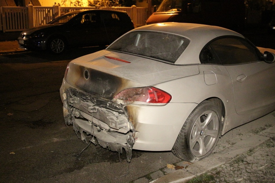 Auch ein in der Nähe geparkter BMW wurde beschädigt.