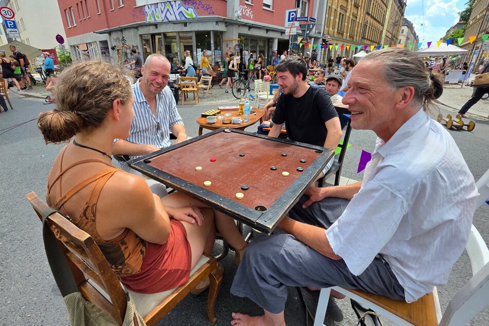 Eine Runde Carrom (Fingerbillard) mitten auf der Kreuzung? Diese vier Neustädter ließen sich die Gelegenheit nicht nehmen ...