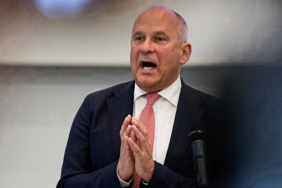 Nach Kritik von Reporterinnen und Reportern will Hessens Innenminister Poseck jetzt das Gespräch mit dem Journalisten-Verband suchen.