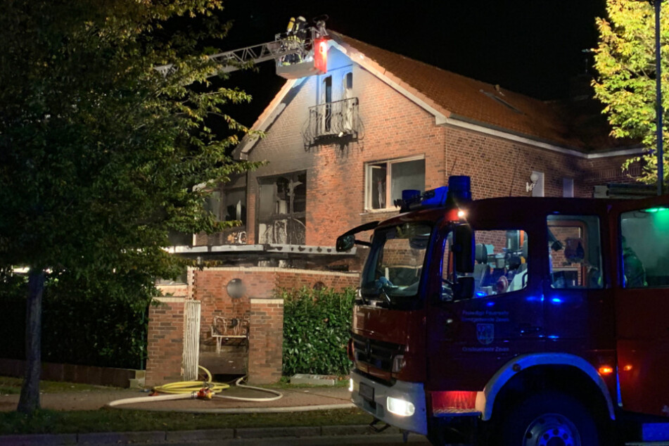 Die Flammen beschädigten Teile des Hauses.