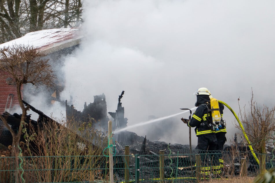 Hamburg: Großeinsatz in Gartenkolonie! Feuerwehr entdeckt tote Person