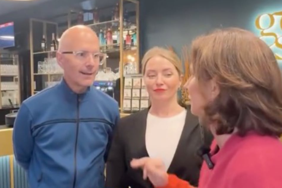 Die Trash-TV-Queen (r.) erklärt dem Schauspieler und seiner Kollegin Diana Staehly (48, spielt Tanja), dass sie Kult ist.