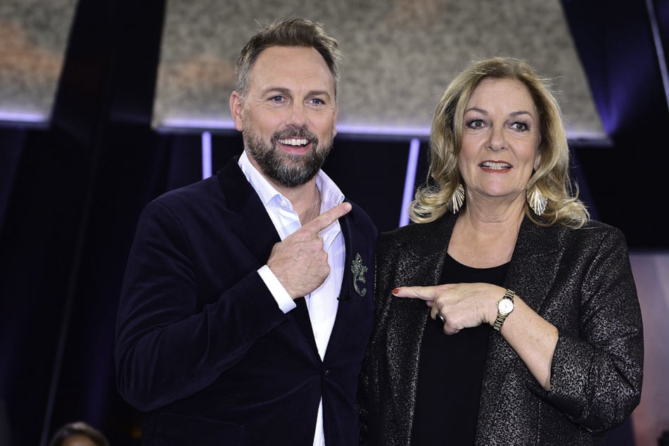 Moderiert wird die "NDR Talk Show" am Freitagabend von Steven Gätjen (53) und Bettina Tietjen (66).