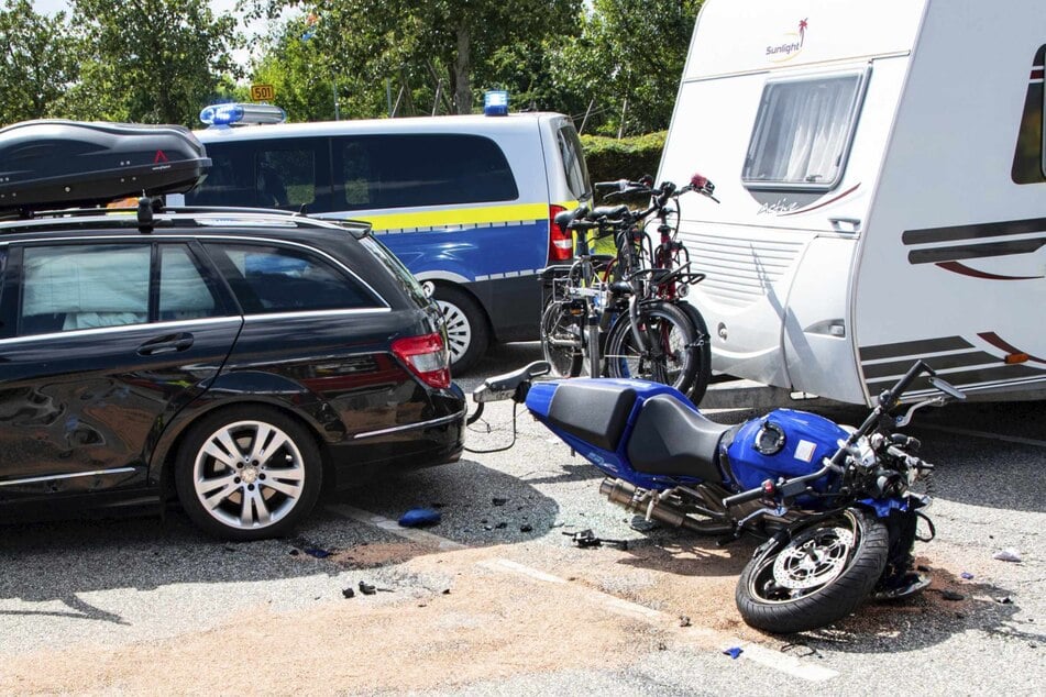 Tödlicher Unfall auf Bundesstraße! Biker kracht in Auto und stirbt noch vor Ort