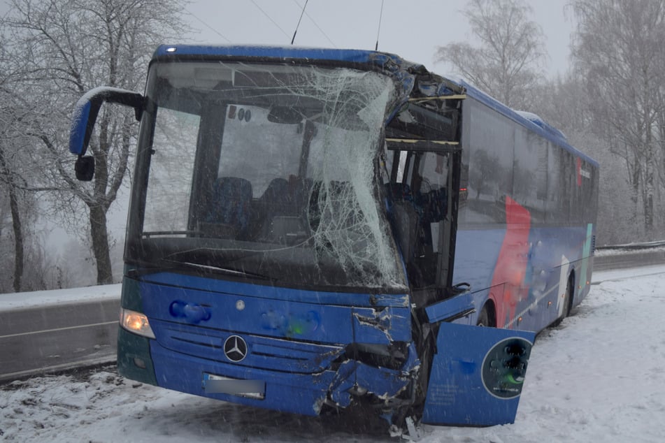 Nach dem Unfall ist der Bus nicht mehr fahrbereit. Die Straße bleibt vorerst gesperrt.