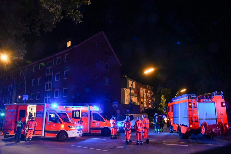 Feuerwehr und Rettungsdienst stehen vor dem Mehrfamilienhaus in Hamburg-Borgfelde.
