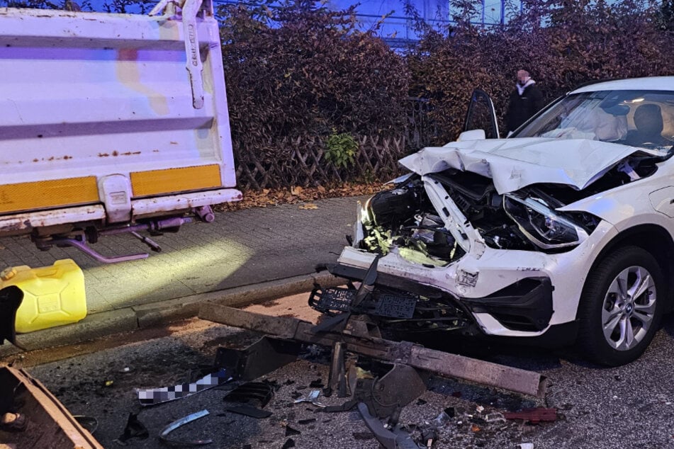 Ein Autofahrer krachte mit seinem Wagen in einen Lkw und löste damit eine Kettenreaktion aus.