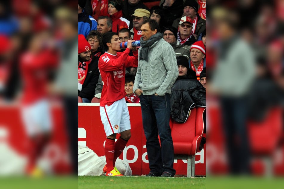 Leonardo Bittencourt (31, l.) startete seine Karriere bei Energie Cottbus unter Ziehvater Pele Wollitz. (Archivbild)