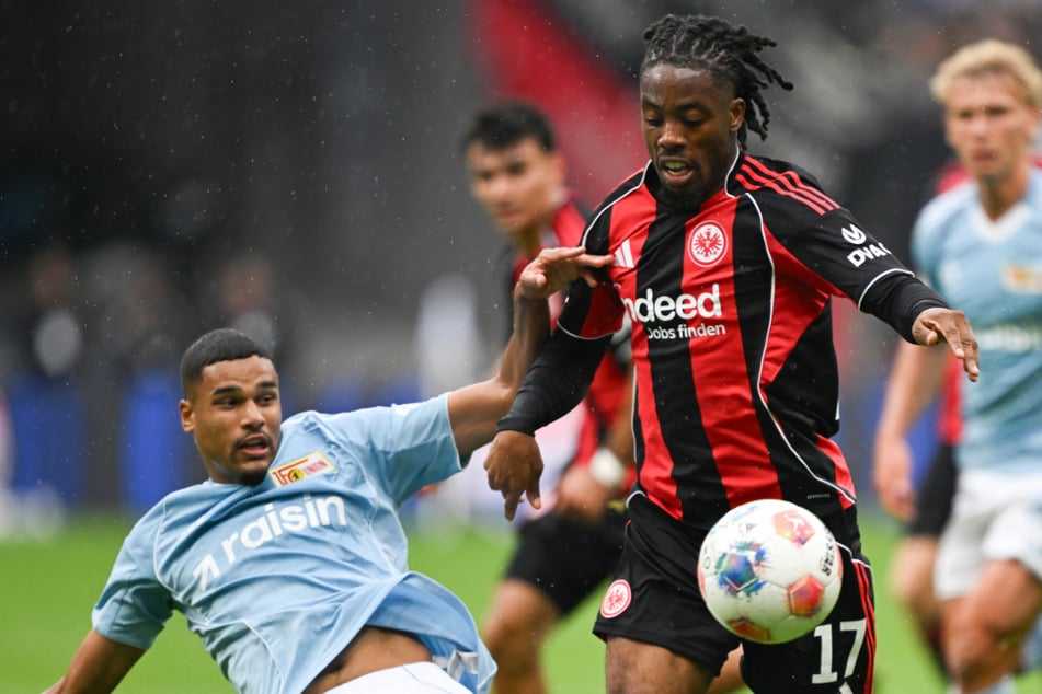 Elye Wahi (22, r.) kommt bei den Hessen einfach nicht in Tritt ...