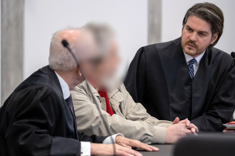 Seine Anwälte Klaus Uhl (l) und Christian Veit hatten drei Jahre Haft gefordert.