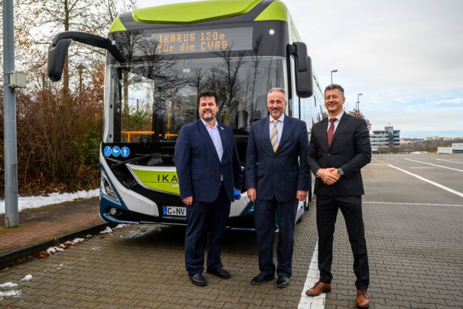 v.l.n.r.: CVAG-Chef Jens Meiwald (62), Heiko Wolf (63), Geschäftsbereichsleiter Betrieb, und Zoltán Sipos, CEO bei Elektrobus Europe.
