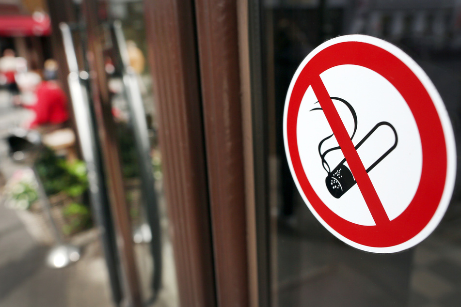 Wenn es nach dem Verband "Pro Rauchfrei" geht, soll es neben der Gastronomie künftig auch an überdachten Haltestellen ein Rauchverbot geben. (Symbolfoto)