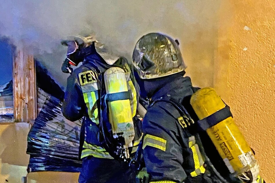 Die Feuerwehren aus Meerane und Schönberg kämpften in der Nacht gegen den Großbrand.