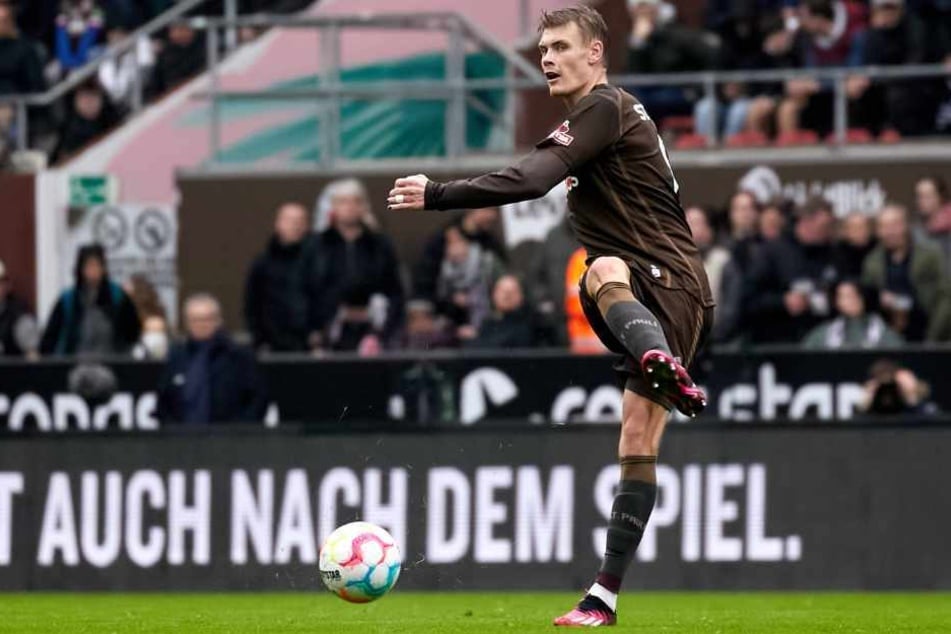 Eric Smith (26) ebnete mit seinem No-Look-Pass zum 1:0 den Weg zum Sieg des FC St. Pauli über den 1. FC Kaiserslautern.