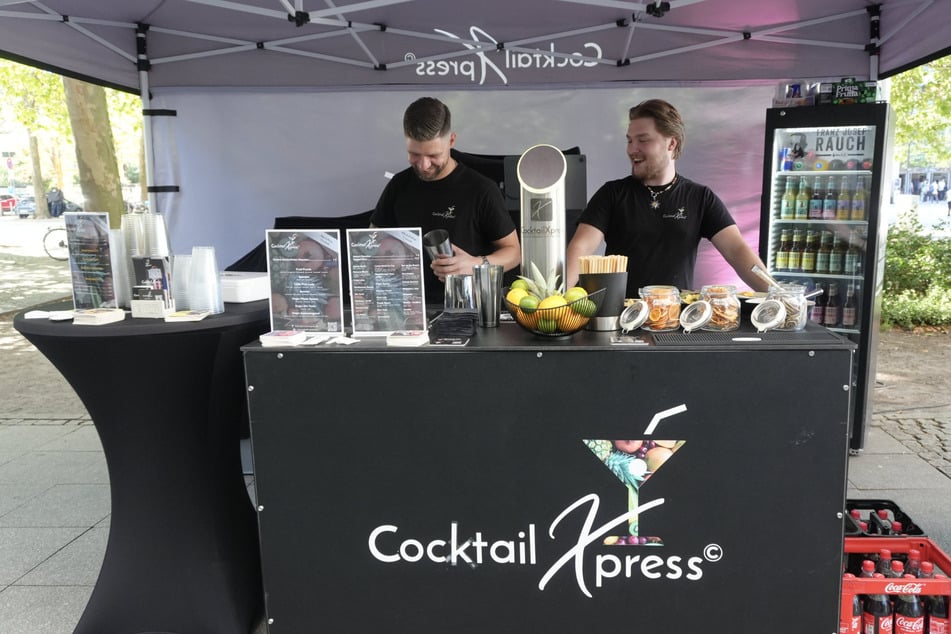 Robert (l.) und Kaspar freuen sich darüber, dass ihre Cocktail-Maschine in der Region gut angenommen wird.