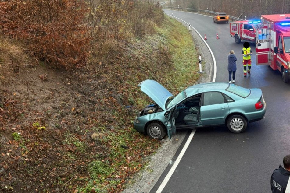 Mehrere Glätteunfälle im Harz: Junger Fahrer überschlägt sich mit Auto