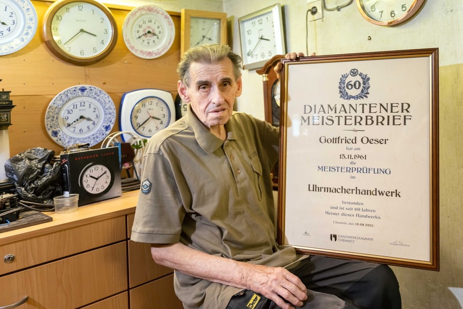 Stolz auf seinen Diamantenen Meisterbrief: Uhrmachermeister Gottfried Oeser (83) aus Geyer.
