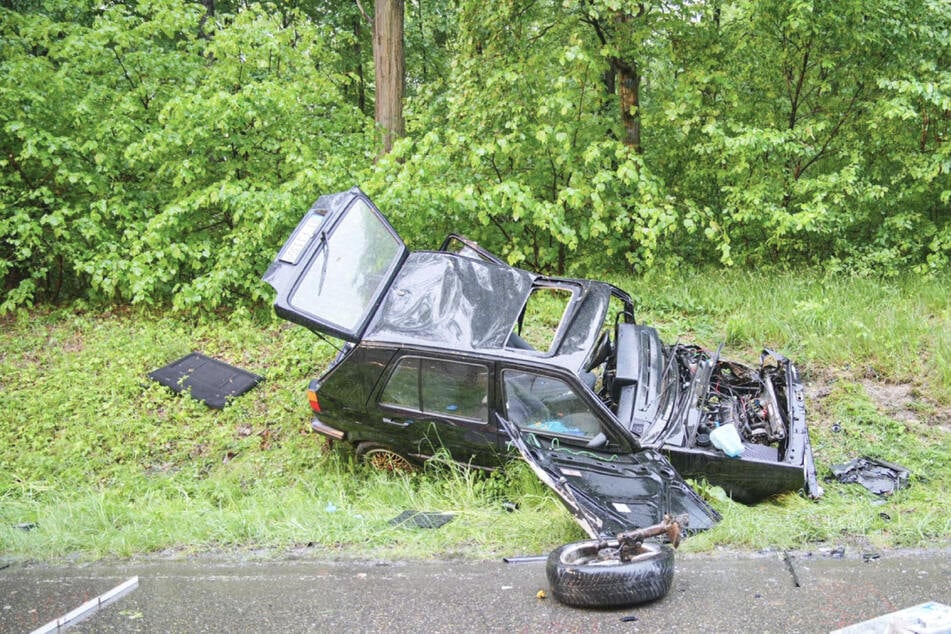 Tragisch: Für den Golf-Fahrer kam jede Hilfe zu spät.