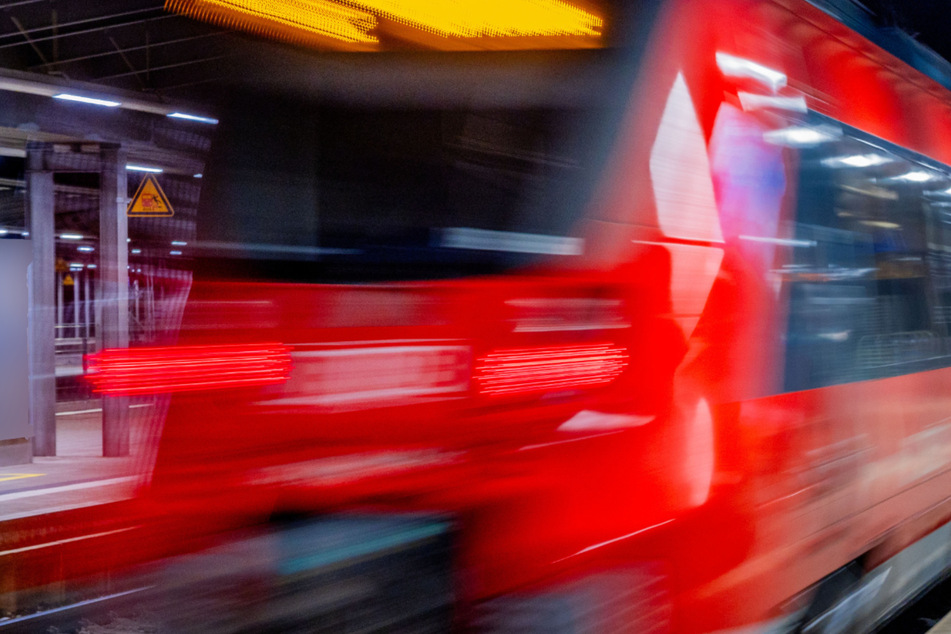 Lustspiel während Zugfahrt - Mann muss gefesselt werden