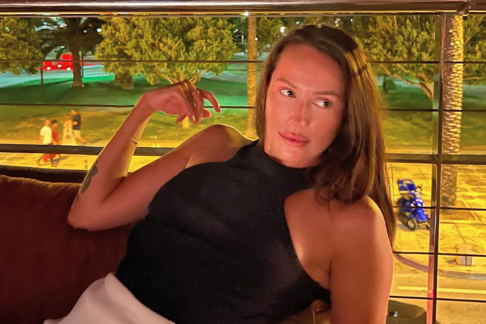 Jessica Riso (33) post in einem Restaurant auf Ibiza.