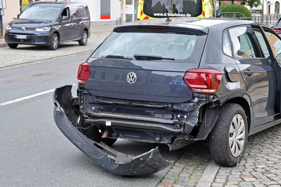 Kollision am Supermarkt-Parkplatz: Drei Verletzte
