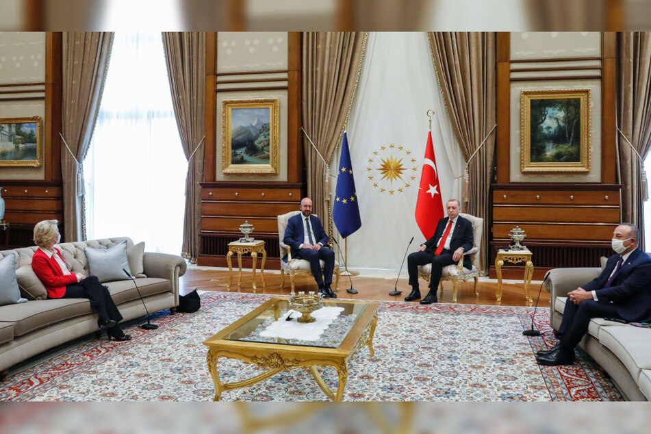 Das Foto zeigt den türkischen Präsidenten Recep Tayyip Erdogan (2.v.r.) und den türkischen Außenminister Mevlut Cavusoglu (r.) während eines Treffens mit EU-Kommissionspräsidentin Ursula von der Leyen (l.) und EU-Ratspräsident Charles Michel.