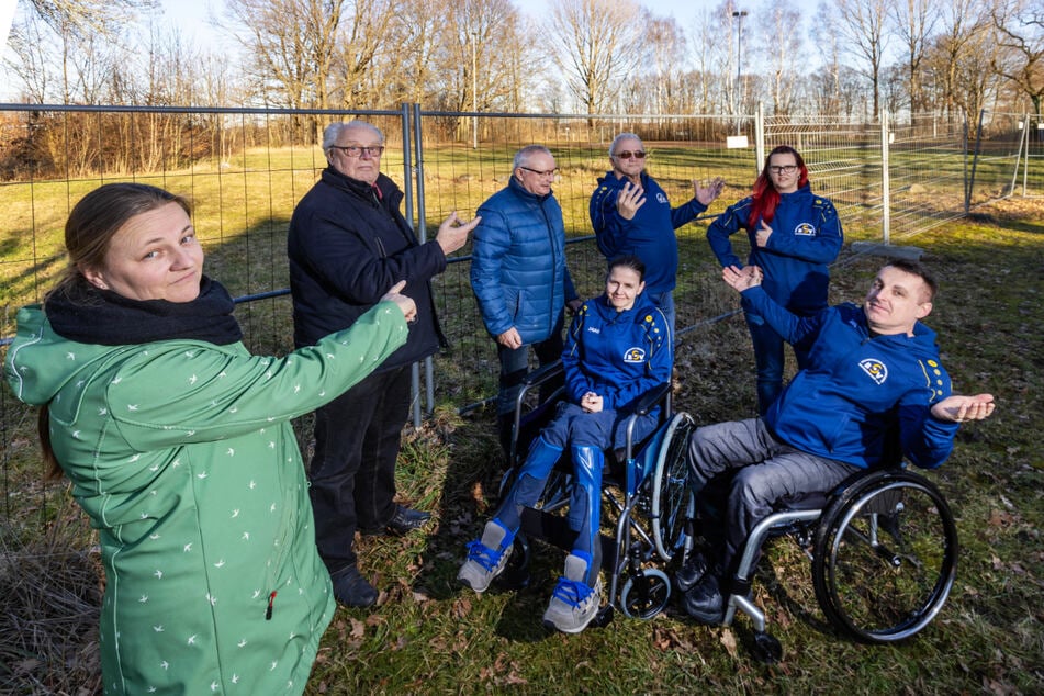 Jana Gora (45, l.), Vertreter des Ortschaftsrates und Wittgensdorfer Sportler warten seit langem vergeblich auf eine neue Sporthalle.