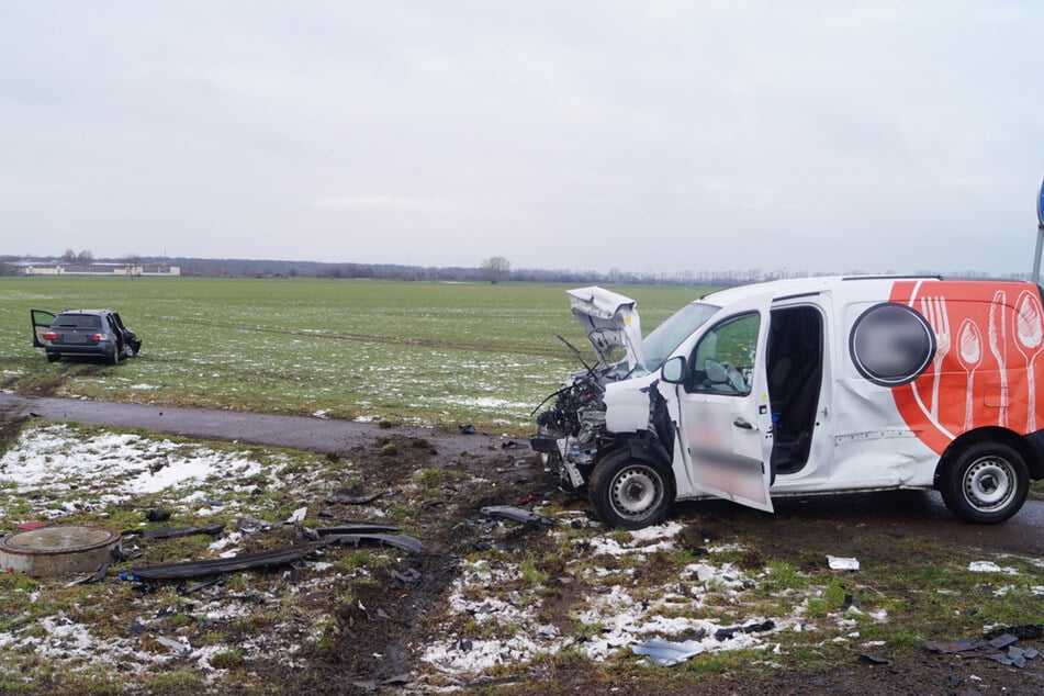 Die beiden Fahrzeuge krachten an einer Kreuzung zusammen.