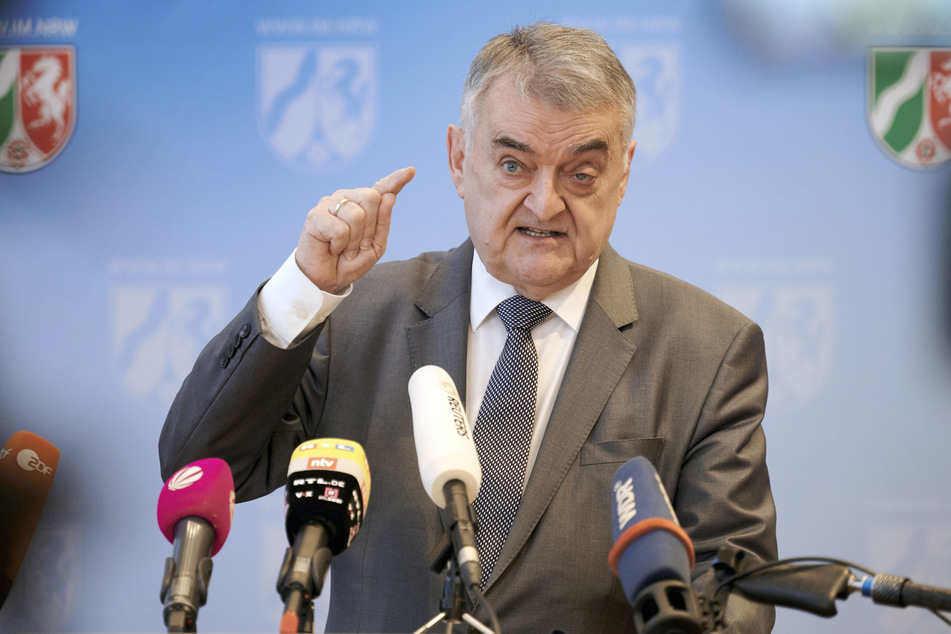 Nach den Attacken einer etwa 120-köpfigen Gruppe Jugendlicher gegen Polizisten in Düsseldorf hat NRW-Innenminister Herbert Reul (68, CDU) klare Konsequenzen gefordert.
