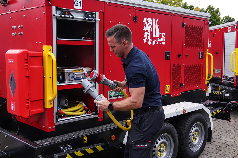 Brandmeister Felix Langner (36) zeigt das Zubehör der Generatoren.
