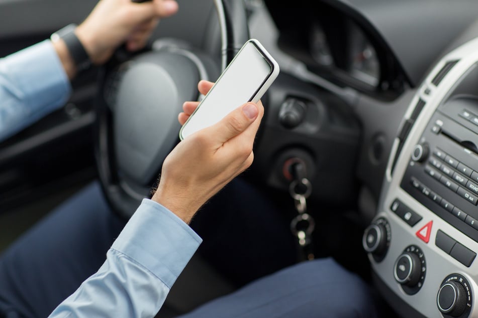 Ursprünglich stoppten die Beamten den 36-Jährigen, weil er am Steuer Sprachnachrichten auf dem Handy verfasste (Symbolbild).