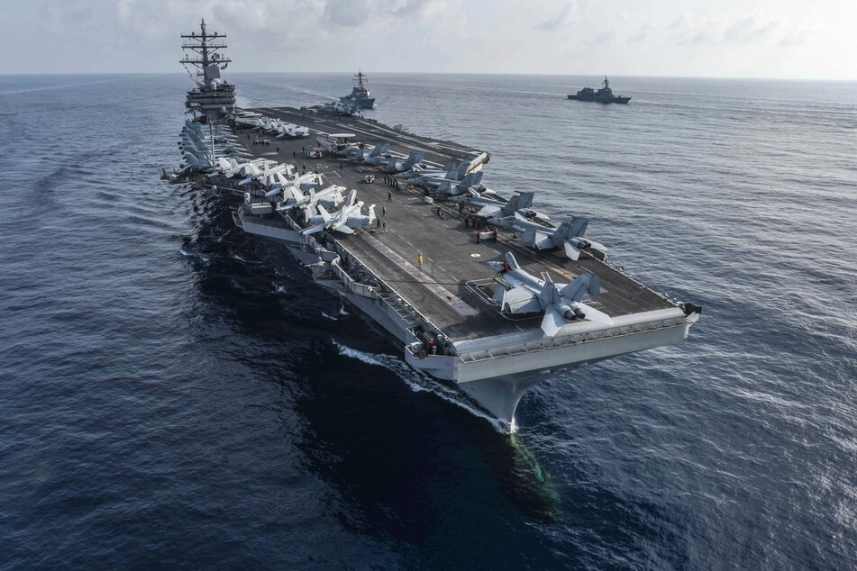 Der amerikanische Flugzeugträger USS Ronald Reagan (CVN-76) ist ein Supercarrier der Nimitz-Klasse. Elf vergleichbare Schiffe betreiben die USA.